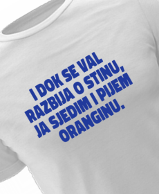 I dok se val razbija o stinu, ja sjedim i pijem oranginu.